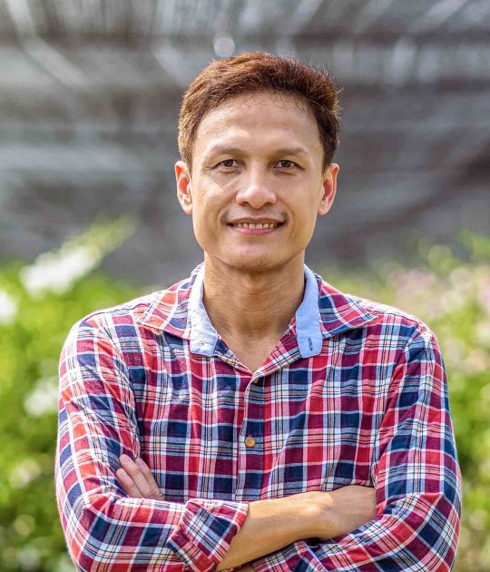 portrait-asian-small-business-owner-of-orchid-gard-U4JB634.jpg